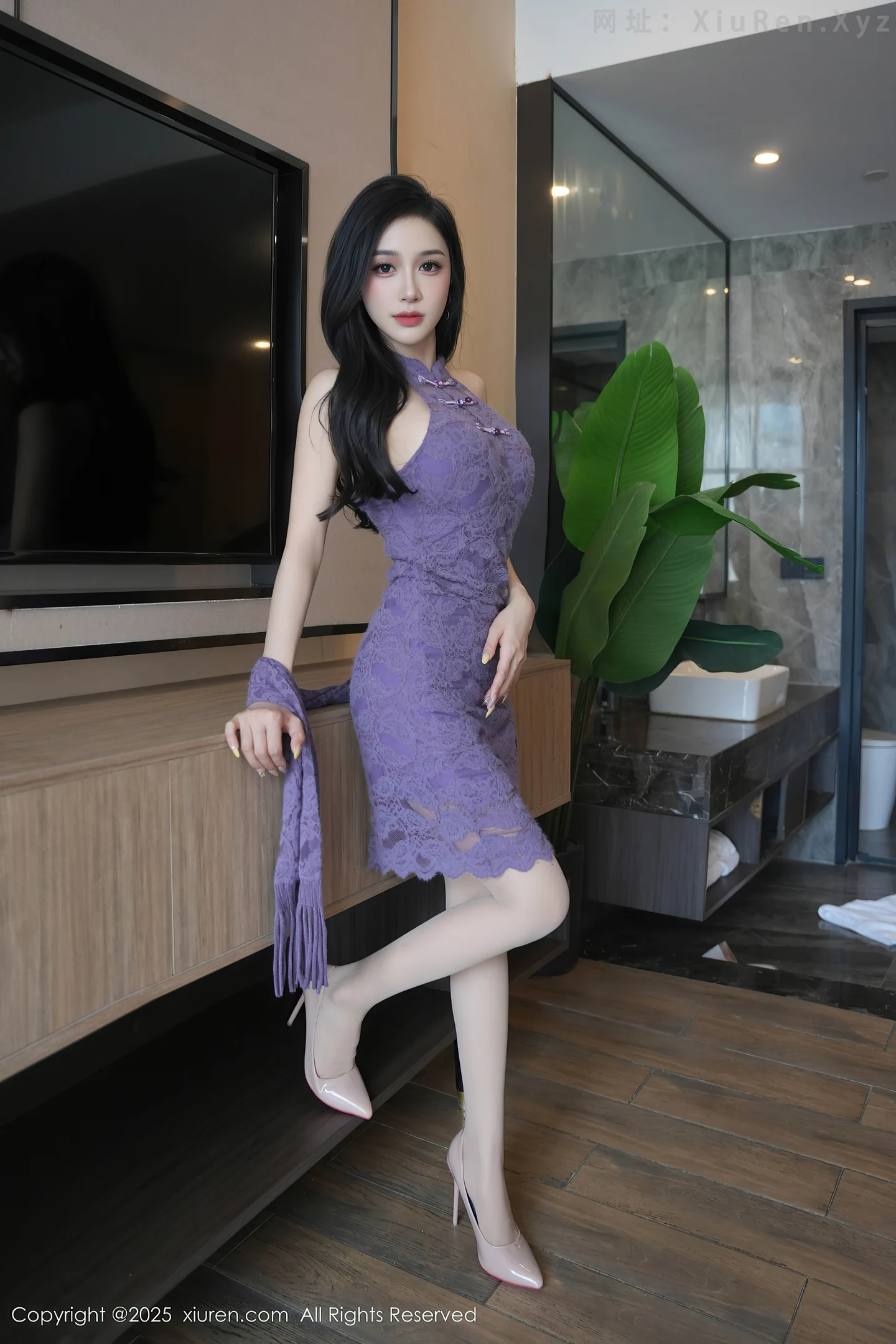 图片[2]-[XiuRen秀人网]No.10801_模特小阿娇Gill性感紫色连衣长裙配白色丝袜秀完美身材诱惑写真70P-秀人网 - XiuRen.Space